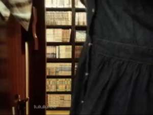 漫画喫茶で露出プレイにいそしむ変態痴女！見つかりそうになったら巨乳を揺らして逃げ回る！