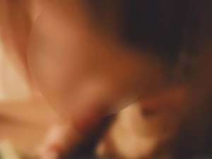 オマンコに入れられたリモコンバイブにじらされながらチンポをしゃぶり続ける女