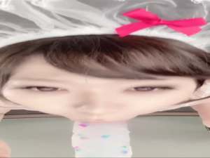 ディルドをしゃぶってパイパンマンコにズッポズポ！かわいい女の子の自撮りオナニー