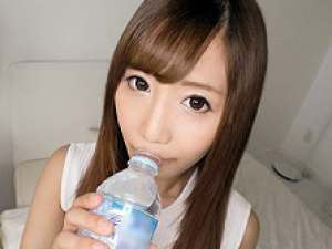 いかにも普通な素人娘が手でオマンコくぱー開いておチンポおねだり！「きもちいい！」と喘ぎまくり