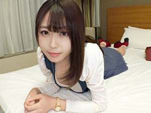 雪のような白い肌の妹系女子大生が目をくりくりさせながらチンポを咥えチロチロ舐める！