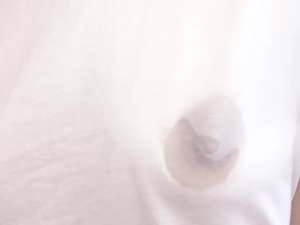 ノーブラで白Tシャツ姿でチクニー！濡れた筆でだんだん乳首を透けさせていく変態痴女