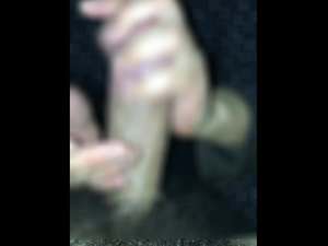 美容師の特別サービス♪亀頭を舐めて怒涛の手コキ亀頭責めに精液大噴射！