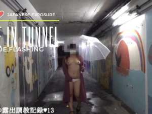 変態痴女が全裸で夜道を露出散歩！おっぱい揺らして街中徘徊