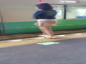 すらりと伸びた足が魅力的なミニスカ美脚娘は店内や電車内でパンチラしまくるお股の緩い子だった