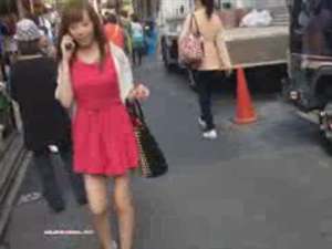 スタイル抜群なミニスカ美女を逆さ撮り！卑猥な黒パンツをがっつり拝見