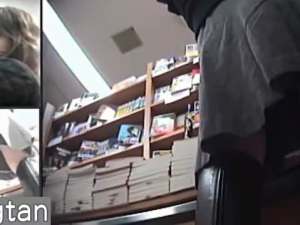 店内にいたモデル系美女たちが足開いて立ってくれるので遠慮なく逆さ撮りしてパンツ見せてもらった