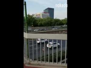 真昼間の屋外や商業施設内を完全全裸でモデルウォークで歩き回る美女！ホラーゲームっぽい