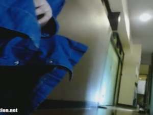 おまんこにローター入れて全裸ワンピース姿でマンガ喫茶で露出プレイを楽しむ変態巨乳痴女