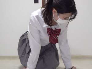 カルタに熱中しているJK制服美少女！Tバックパンツパンチラ！ドエロイオマンコ見えても気が付かないの！