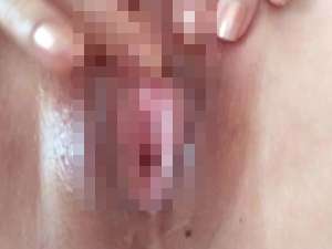 奇麗なパイパンオマンコを自分で愛撫し撫でまわしたらあふれ出るマン汁でトロマンになって・・・あんっ♪