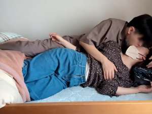 彼女の両親がいる彼女の実家でセックス！彼女が使っていたベッドでパイパンオマンコに中出し射精！