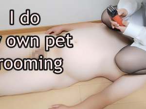 女王様に顔面騎乗された状態でチンポ周りをシェーバーでツルツルに剃り上げられ美脚で足コキされるデブ男