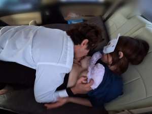 車の中でイチャラブセックス！M字開脚で乳首とクリトリスを責め続けたら痙攣アクメ！