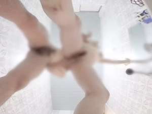 風呂場の床にカメラをセット！全裸人妻を手マンし続けたら潮吹きしてカメラのレンズに滴る愛液！