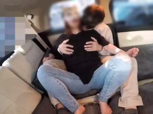 明るい駐車場車が行きかう中M字開脚で乳首責めされる人妻！ローターでクリトリス責めされ痙攣が止まらなくなる！