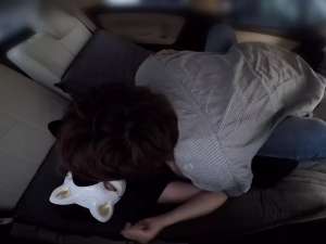 セックス好きヤリマン人妻！車の中でチンポ咥えバキュームフェラ！フル勃起チンコでお仕置き中出しセックス！