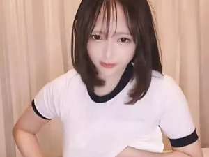 タオル一枚で体を隠しながら生着替えしちゃう美少女！パンツ脱いでブルマー履き履きノーパン体操服姿に！