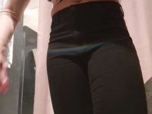 巨乳白人女子試着室でノーブラ着替え！少し開けたカーテンから男たちの視線を感じ興奮する痴女！