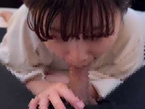 大好きなチンポを舐め続けるフェラチオ女子！口内射精されごっくん！