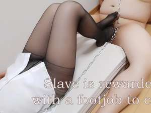 後ろ手に拘束！首輪鎖付けられベッドの角で女王様にチンポを踏みつけられ喜びに悶絶するデブM男！