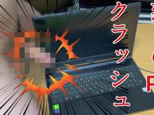 オナニーしたかったけどパソコン動かず怒りのあまりチンコでPC殴る！すでに勃起してる理由は不明