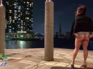 ノーパンノーブラにピチピチワンピース姿で夜のベイエリアを尻出し散策する露出狂人妻