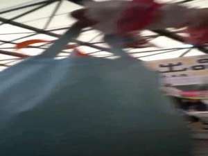 コスプレイヤーの尻に食い込むTバックパンツを下から拝見