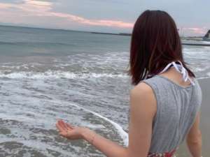 夜の砂浜で青姦セックス！スレンダーパイパンJDにフェラチオさせて騎乗位セックス！