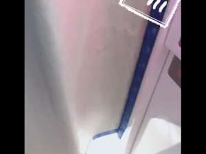 性欲ムラムラが抑えられず街中の証明写真機の中でおっぱい丸出しにする露出狂変態OL