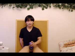 真面目な顔してカメラ目線でTENGAカップオナホの使用感をチンポしごきながらレビュー語りする変態紳士