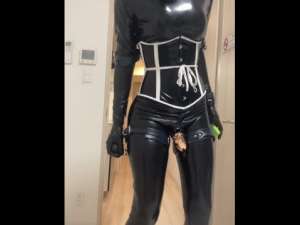 アナルにローターと拡張バルーン挿入しペニス貞操帯装着した全身ラバーの女装子！快感に悶えながら部屋を徘徊！
