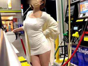 美巨乳熟女のノーブラ散歩！乳首勃起丸見え薄着姿で店内散策で若いお客が付いてきちゃう！お外でおっぱい丸出し！